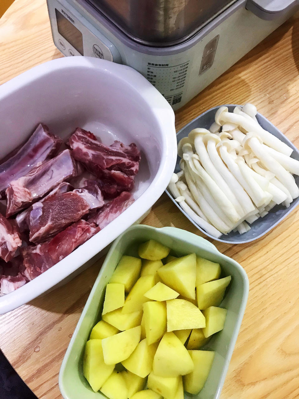 鲜菇土豆排骨汤【10月北鼎蒸炖锅食谱】