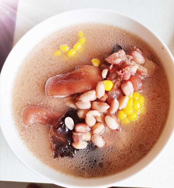 花生玉米黑木耳猪蹄汤