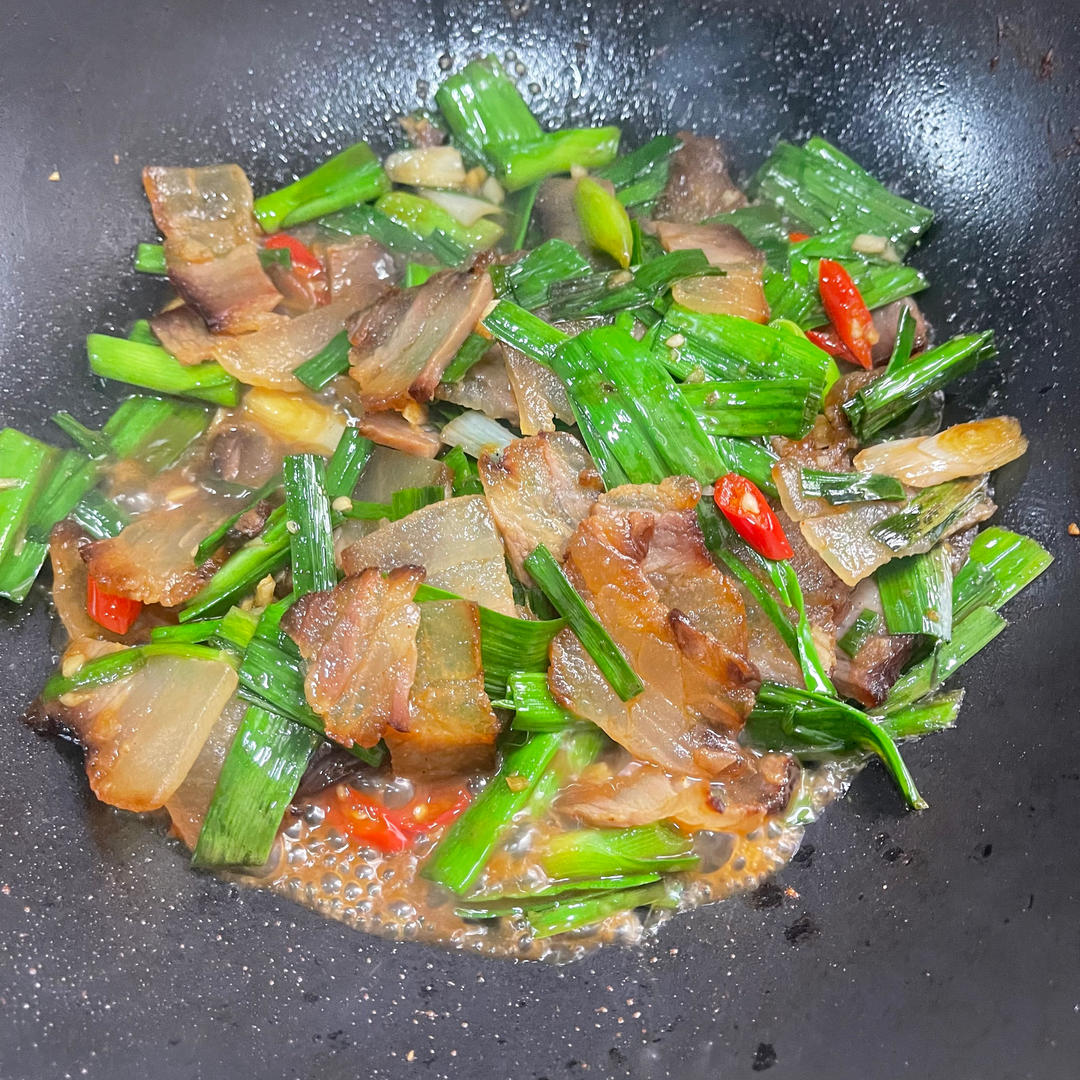 青大蒜炒酱肉的做法