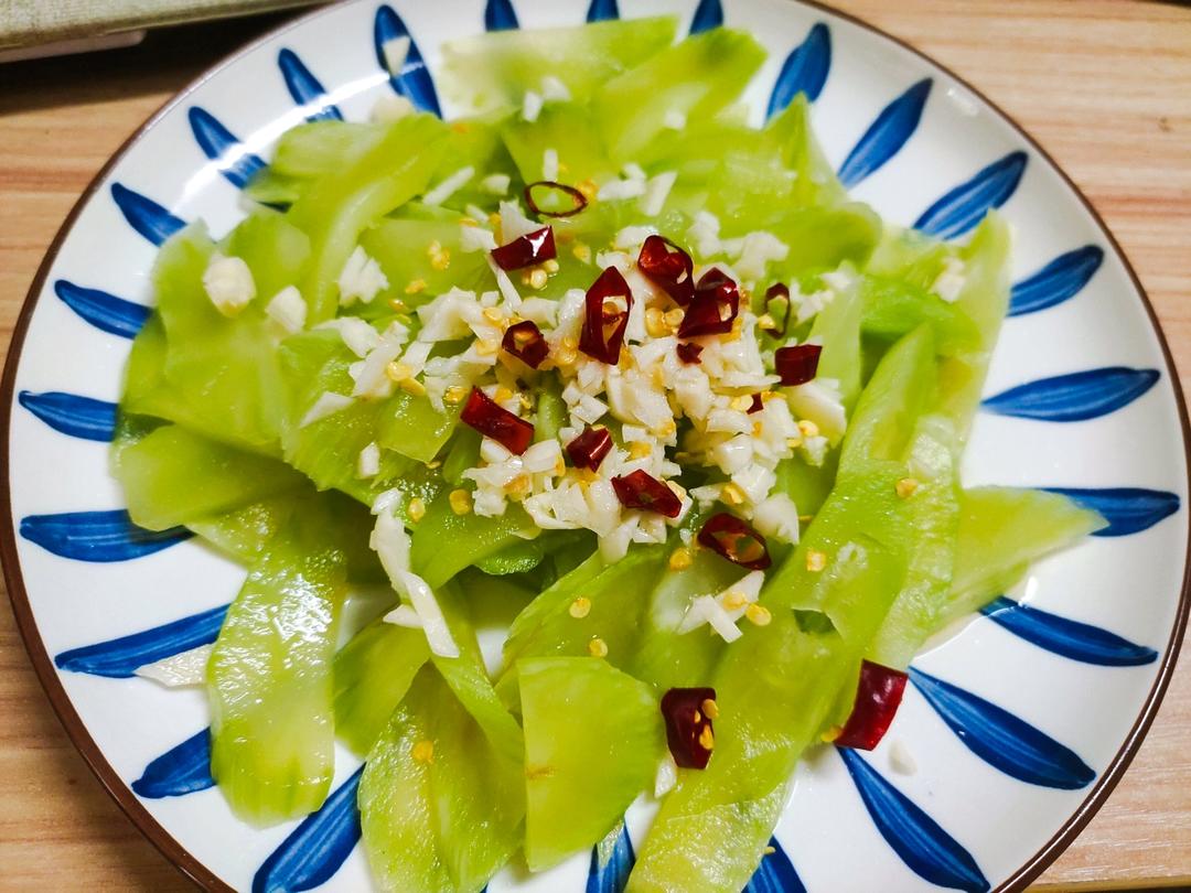 厨师长教你：夏日开胃小菜“凉拌莴笋丝”的家常做法，简单易学赶紧收藏吧