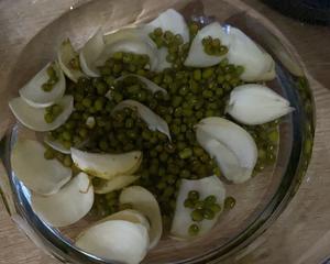 百合鸡头米绿豆汤的做法 步骤1