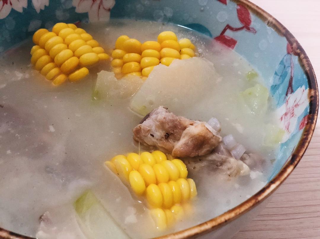 玉米胡萝卜猪骨汤--健脾祛湿