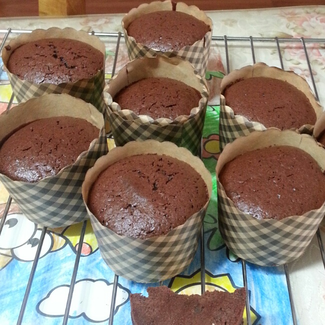 超润巧克力纸杯蛋糕（非常适合裱花、盖糖皮的cupcake方子）