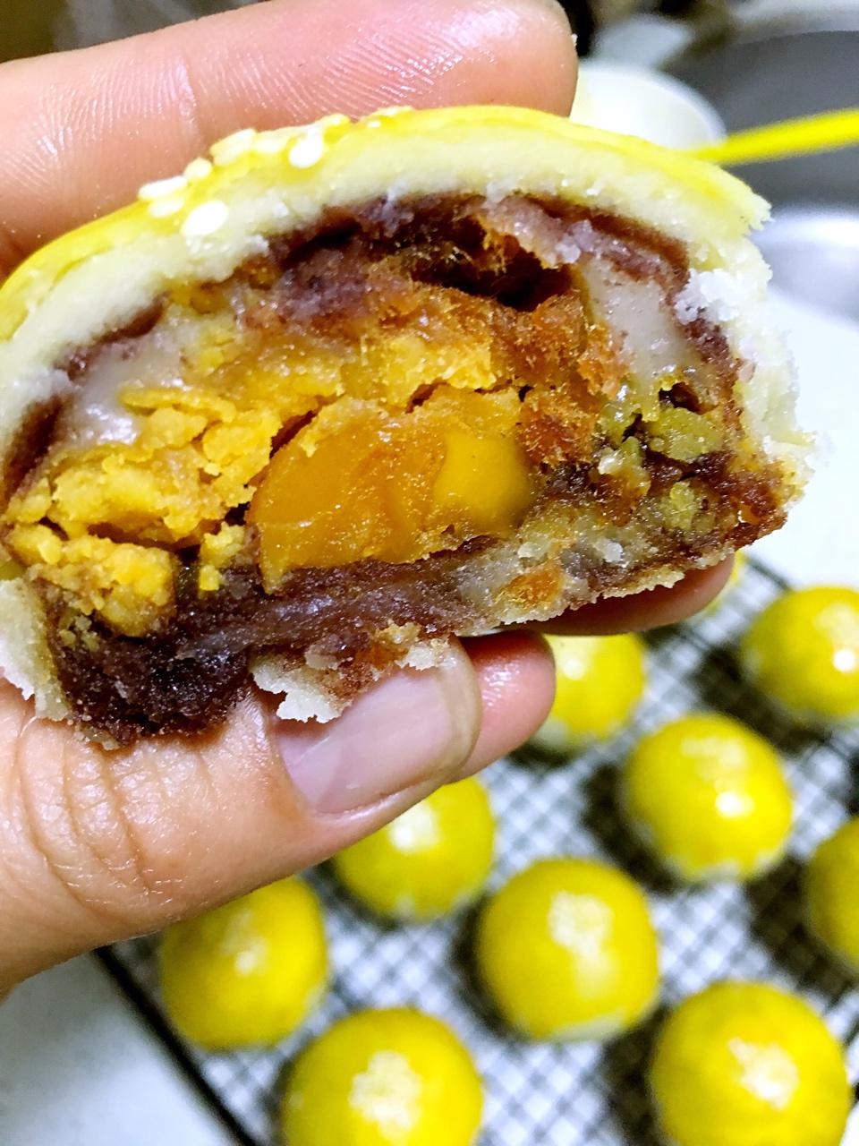 蛋黄酥 Danhuangsu