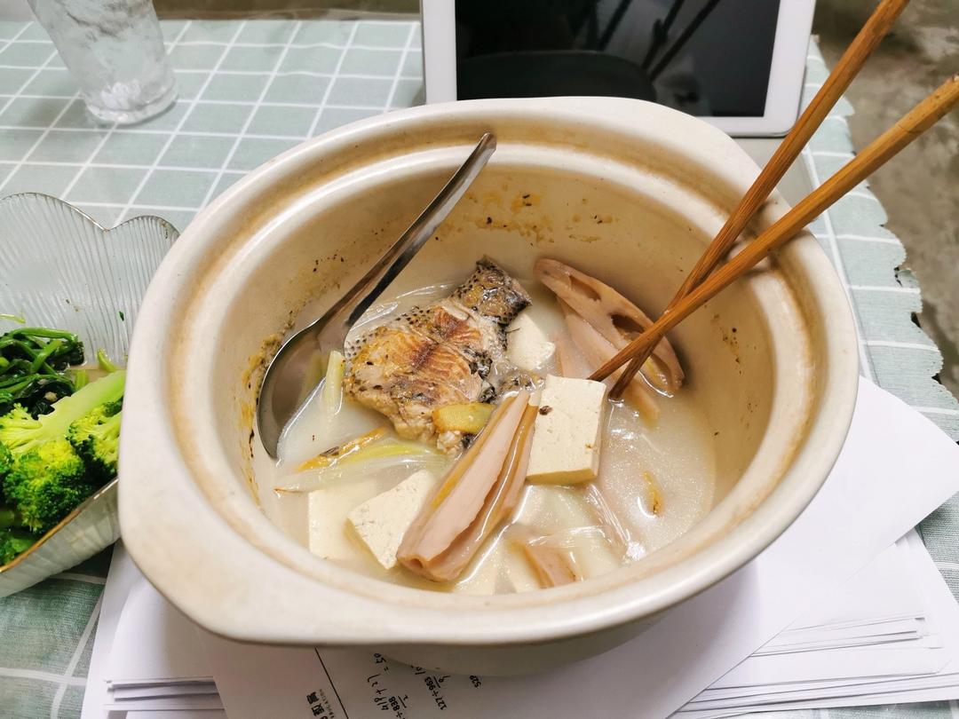 鲜浓鱼汤鲤鱼汤（鲫鱼汤）