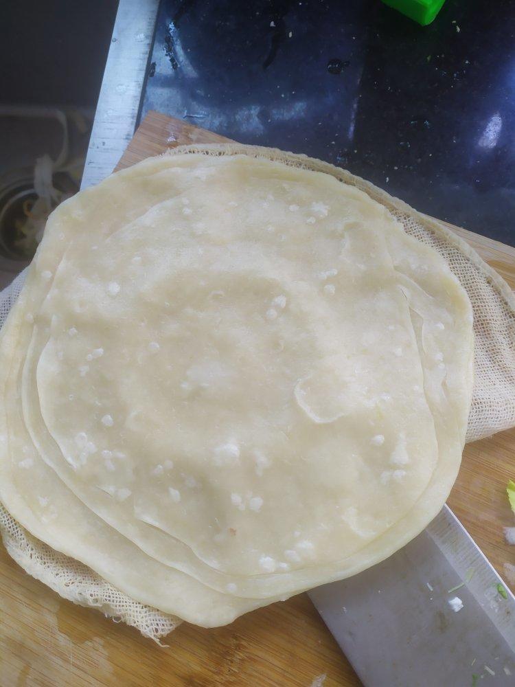 层薄如纸的蒸春饼 柔软又劲道 卷肉卷菜都好吃 附细节视频详解