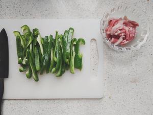 家常菜柿子椒炒肉的做法 步骤1