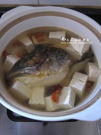 快手养生三文鱼头豆腐汤的做法 步骤4
