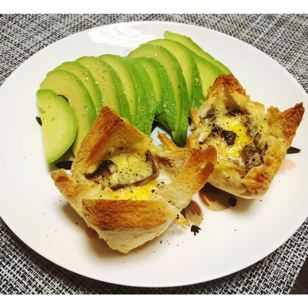 鸡蛋吐司杯盏