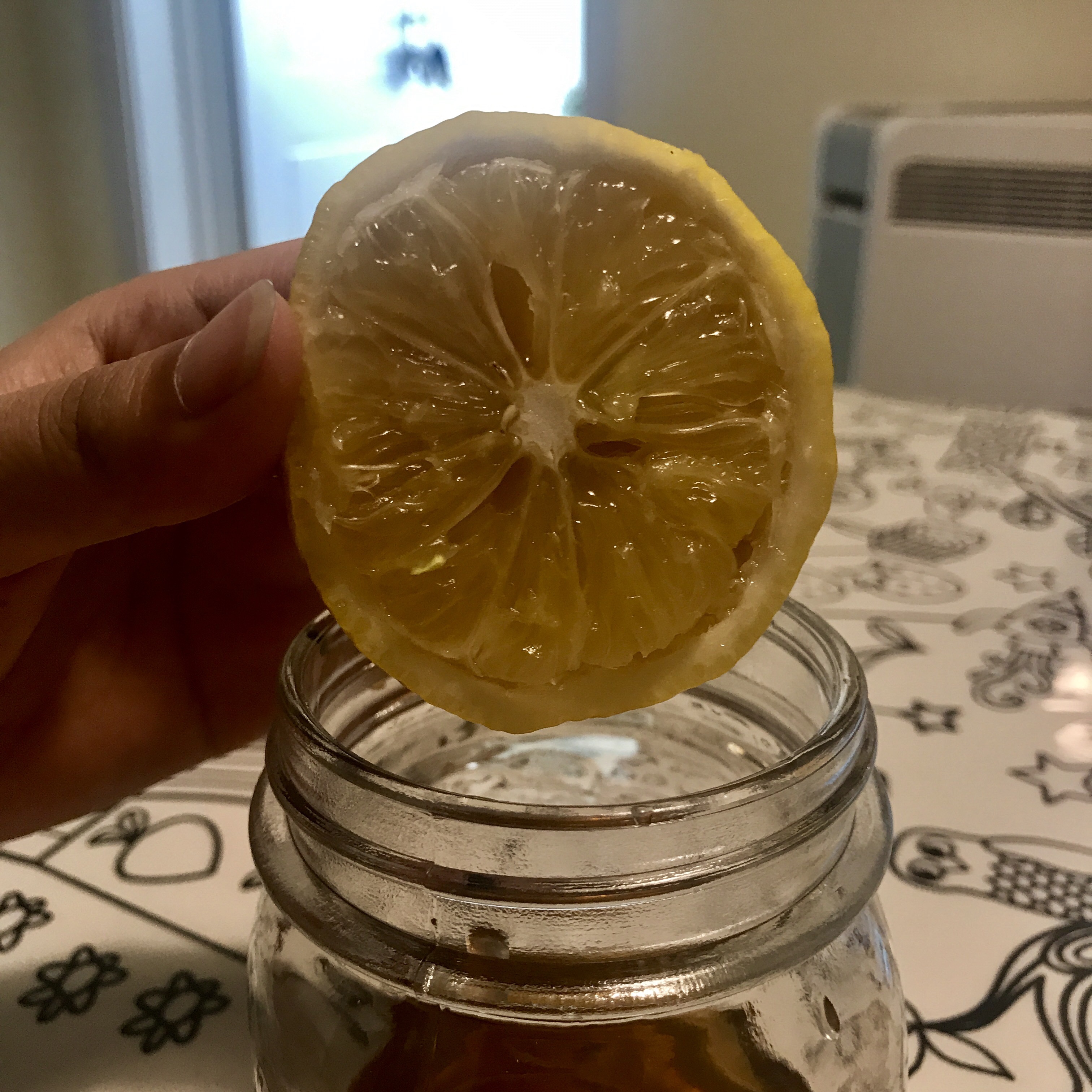 治感冒+美白 去皮的柠檬果肉蜂蜜水的做法 步骤3