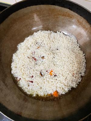 生炒糯米饭😋的做法 步骤3