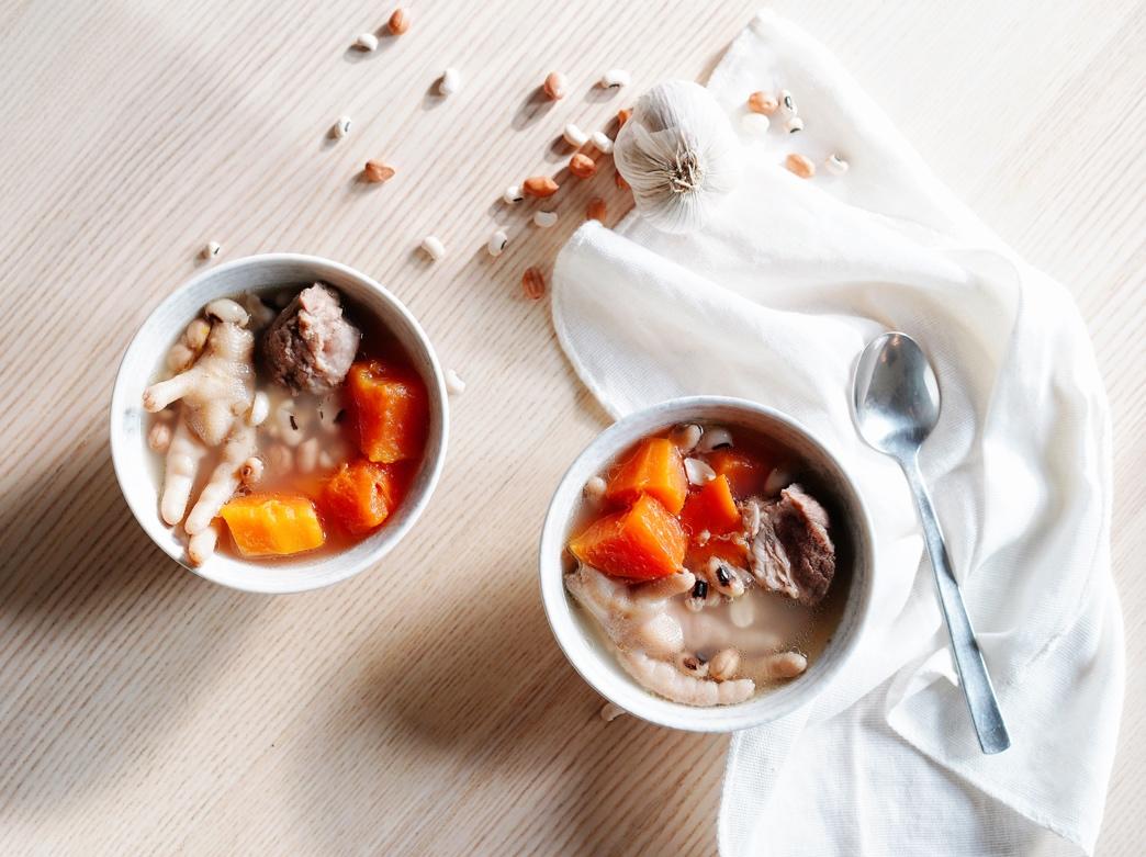 滋润清甜木瓜眉豆鸡爪汤