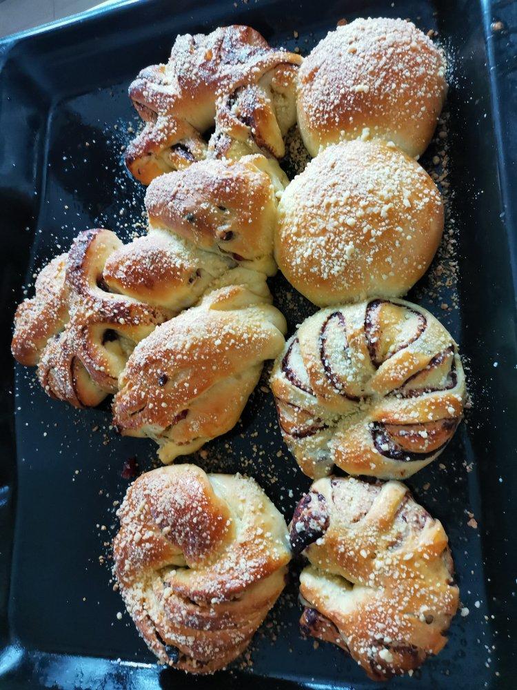 豆沙面包（纯手工版、没有厨师机也能做出很好吃滴面包，顺便教大家三种面包花型做法）