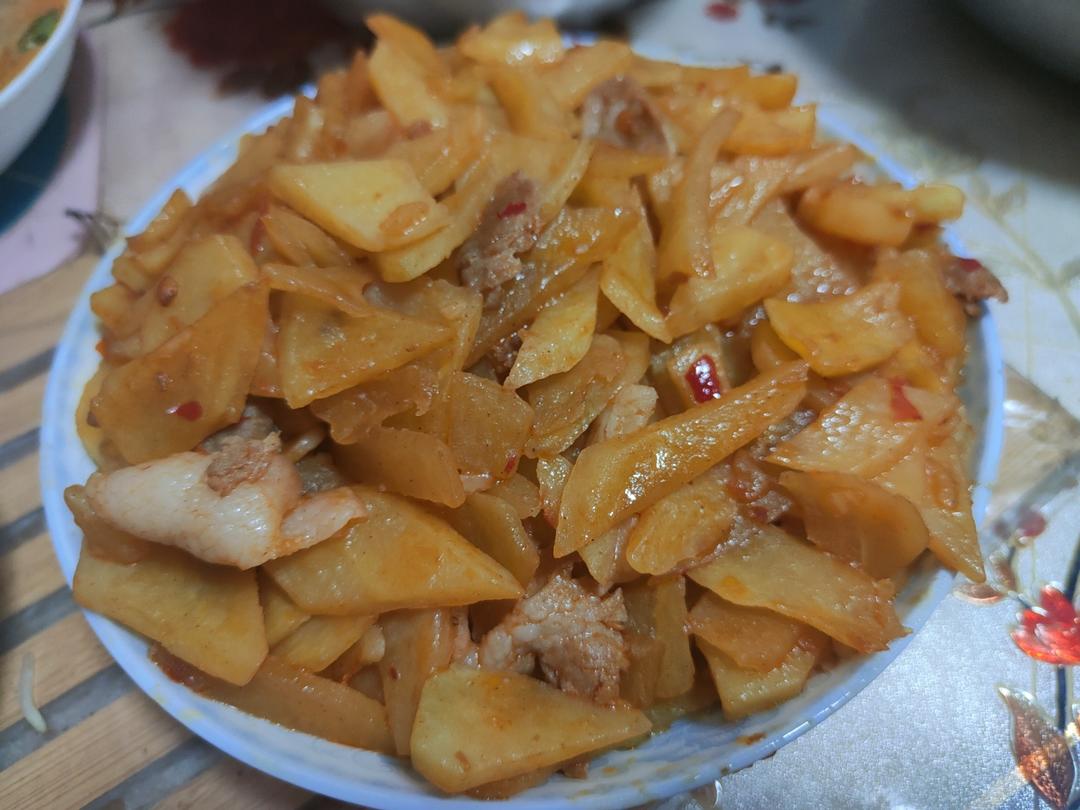 好久没吃肉了，做个土豆片炒肉，这样炒很下饭呀😄