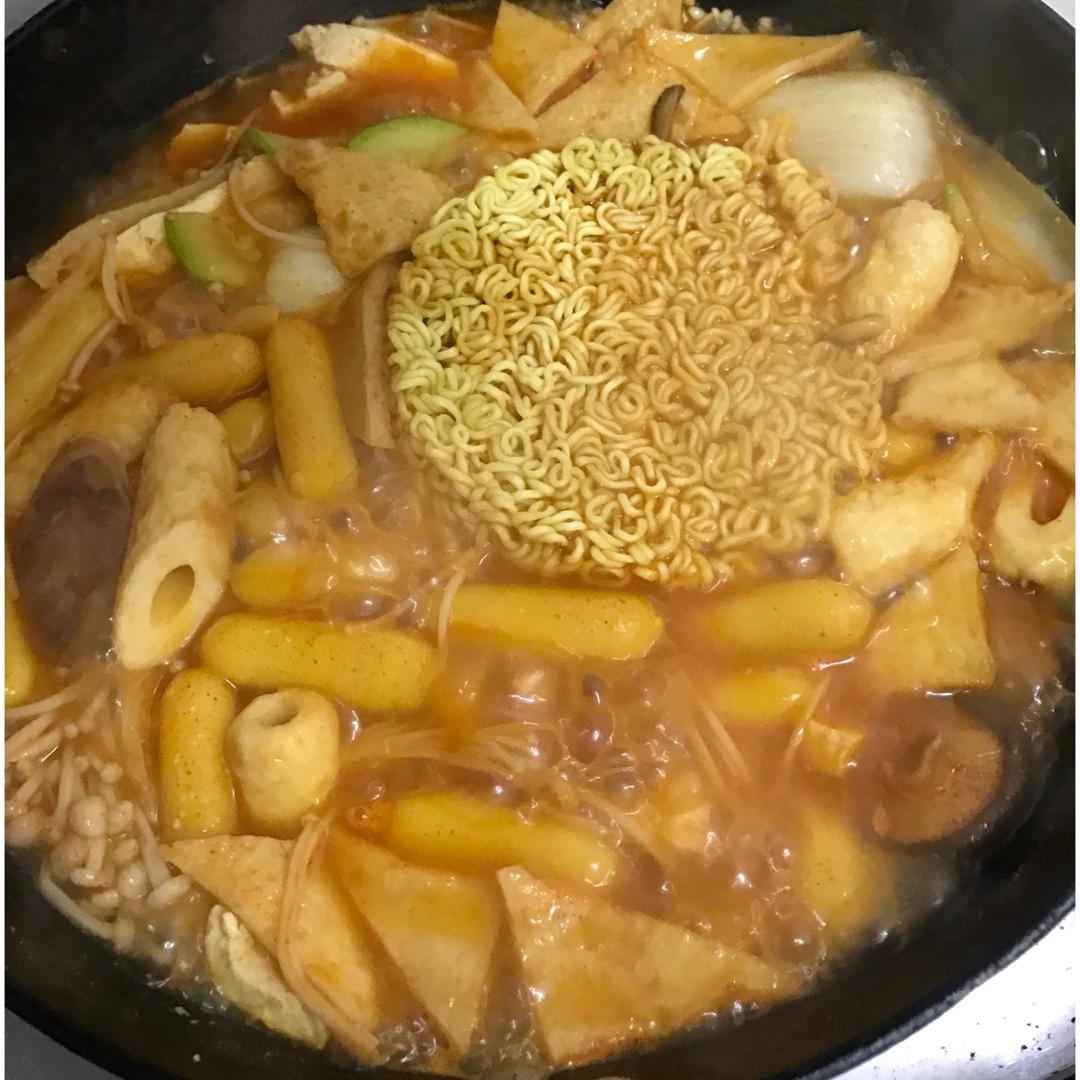 韩式部队锅 Korean Hot Pot (Budae-jjigae)