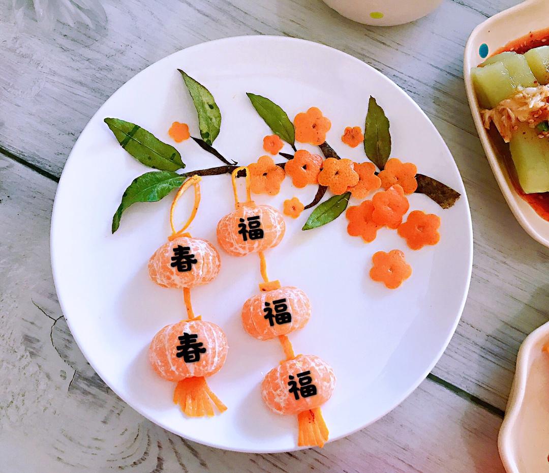 摆上橘子叶,再把桔子皮用压花器压出花朵,最后摆盘字可以用美图p上去