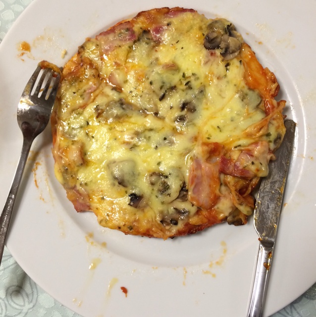 薄饼脆皮火腿pizza