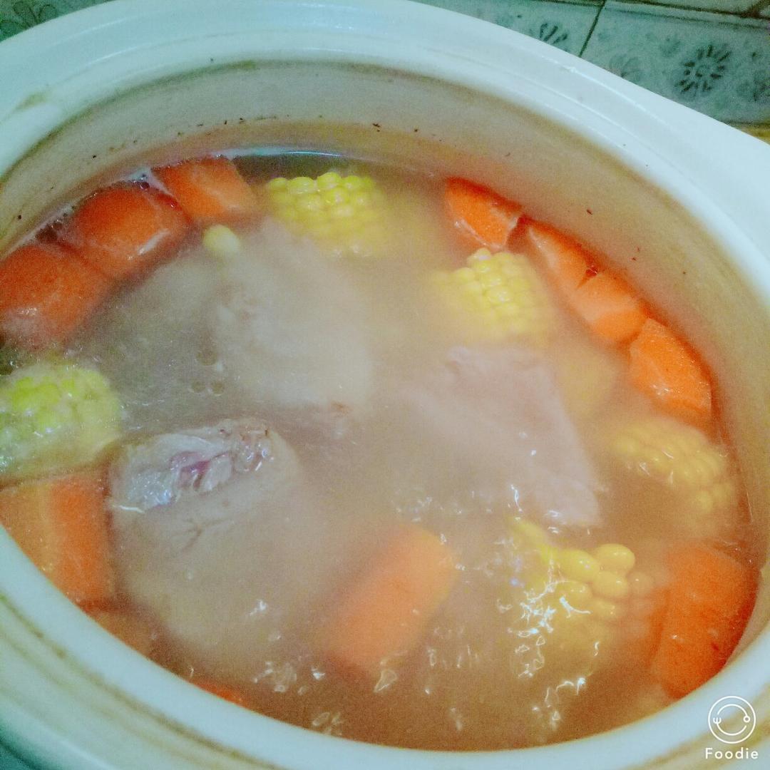 玉米胡萝卜猪骨汤--健脾祛湿