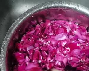 甜甜蜜蜜的玫瑰花酱，让你制作过程中都感觉自己是仙女本女，哈哈～的做法 步骤6