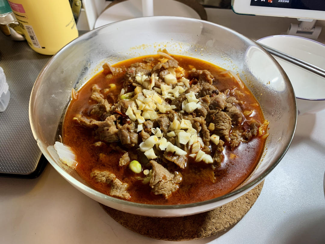 厨师长教你：“豆花水煮牛肉”做法，牛肉麻辣鲜香，豆花嫩滑入味