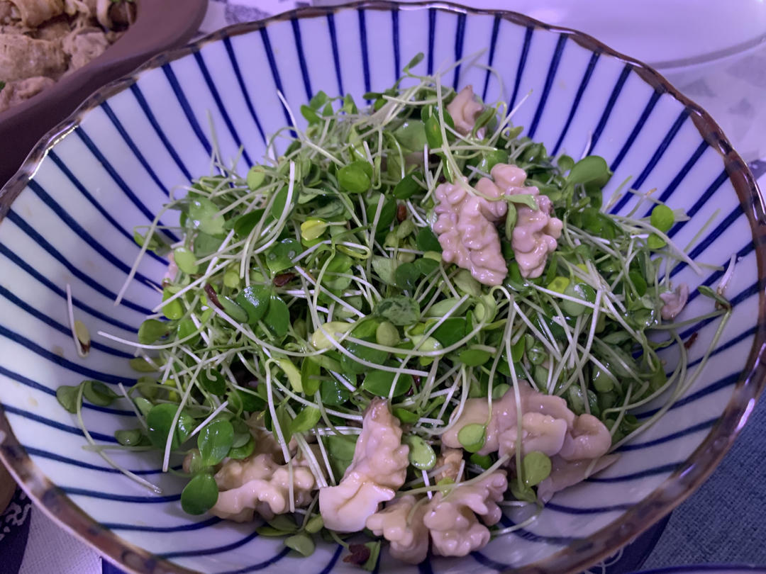 香椿苗拌核桃仁