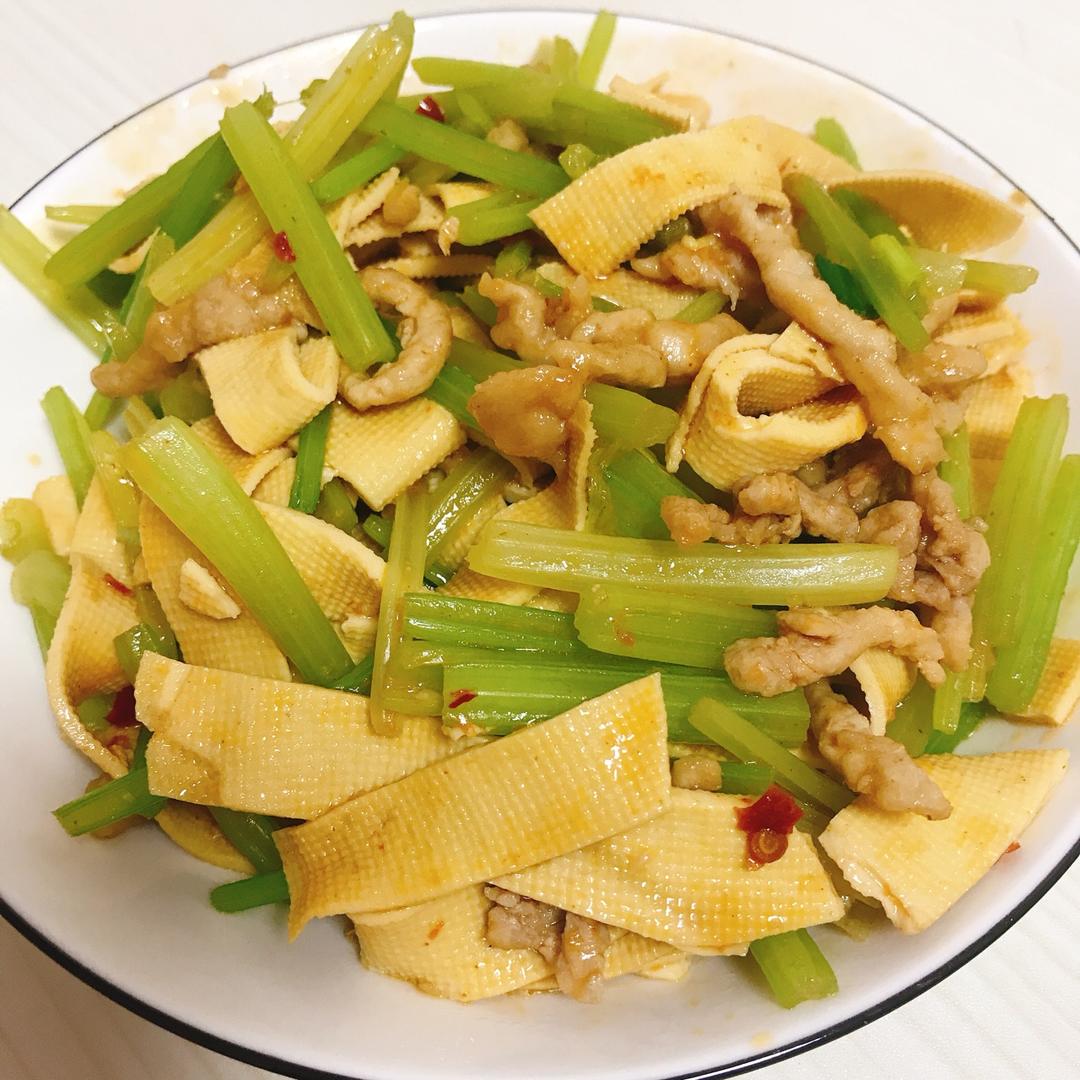 嗷嗷嗷sy做的芹菜千张肉丝
