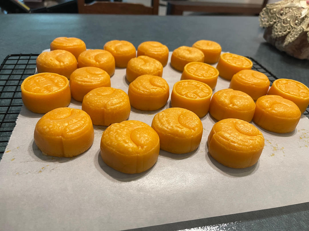 💃奶黄流心月饼——这是可以让你坐稳朋友圈厨霸位置的月饼🥮，没人点赞算我输👎