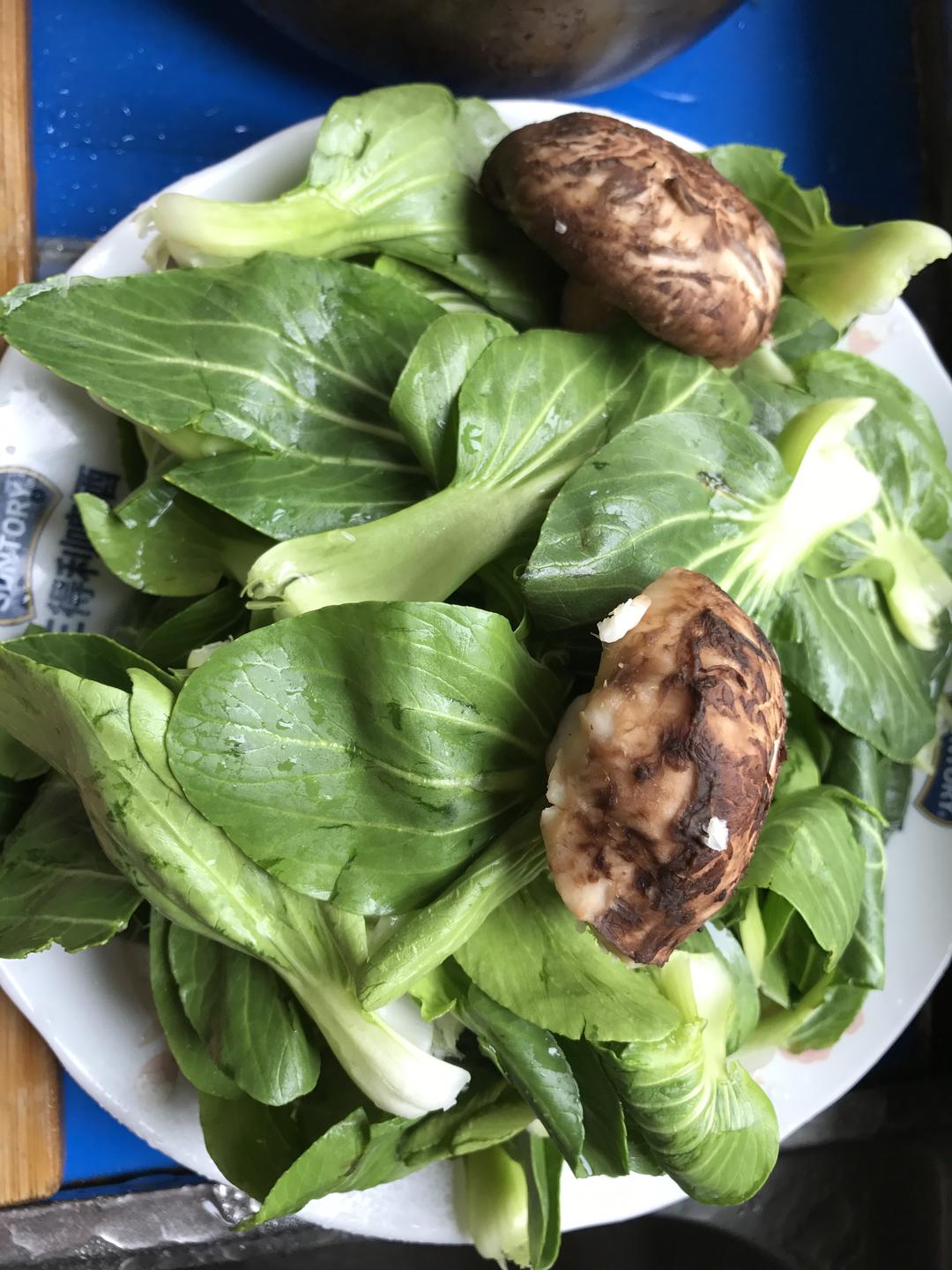 青菜香菇肉水饺的做法 步骤1