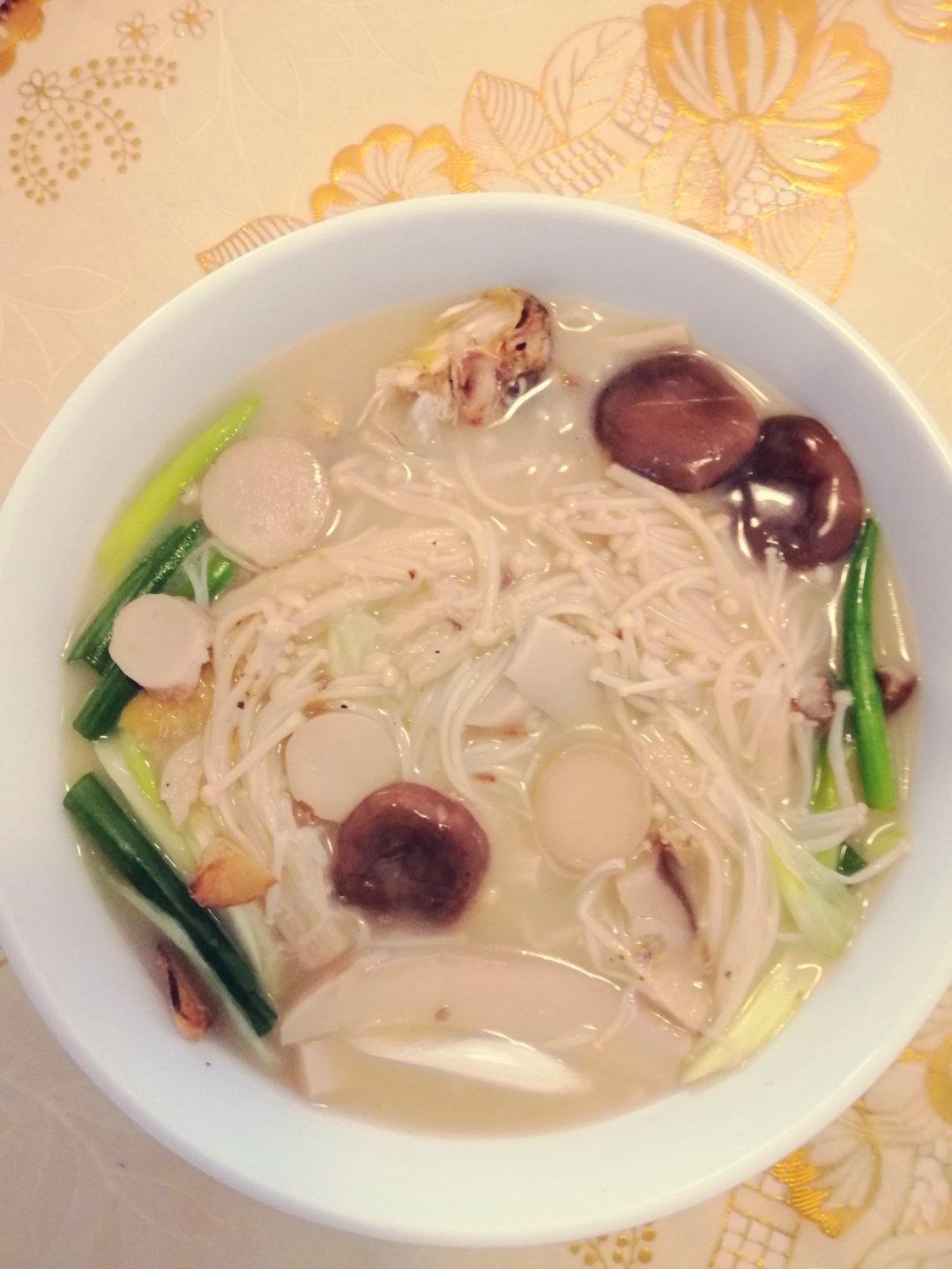 鲜菌奶白鲫鱼汤
