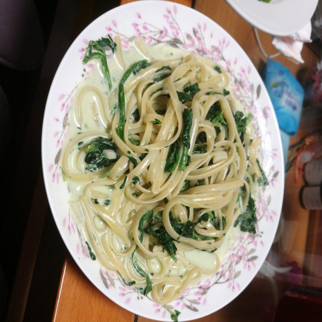 奶油菠菜青酱意大利面