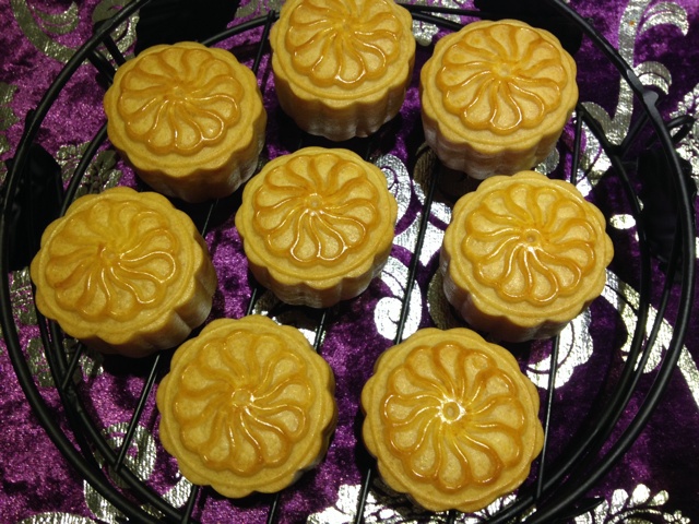 广式月饼.莲蓉蛋黄月饼--广式饼皮制作方法详解及咸蛋黄的处理