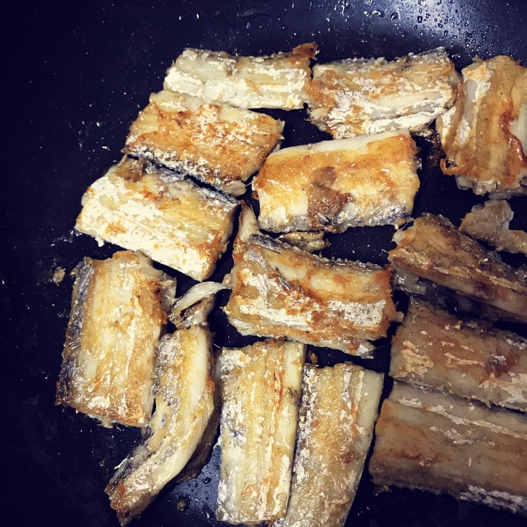 香煎带鱼（不裹粉不易烂的技巧）