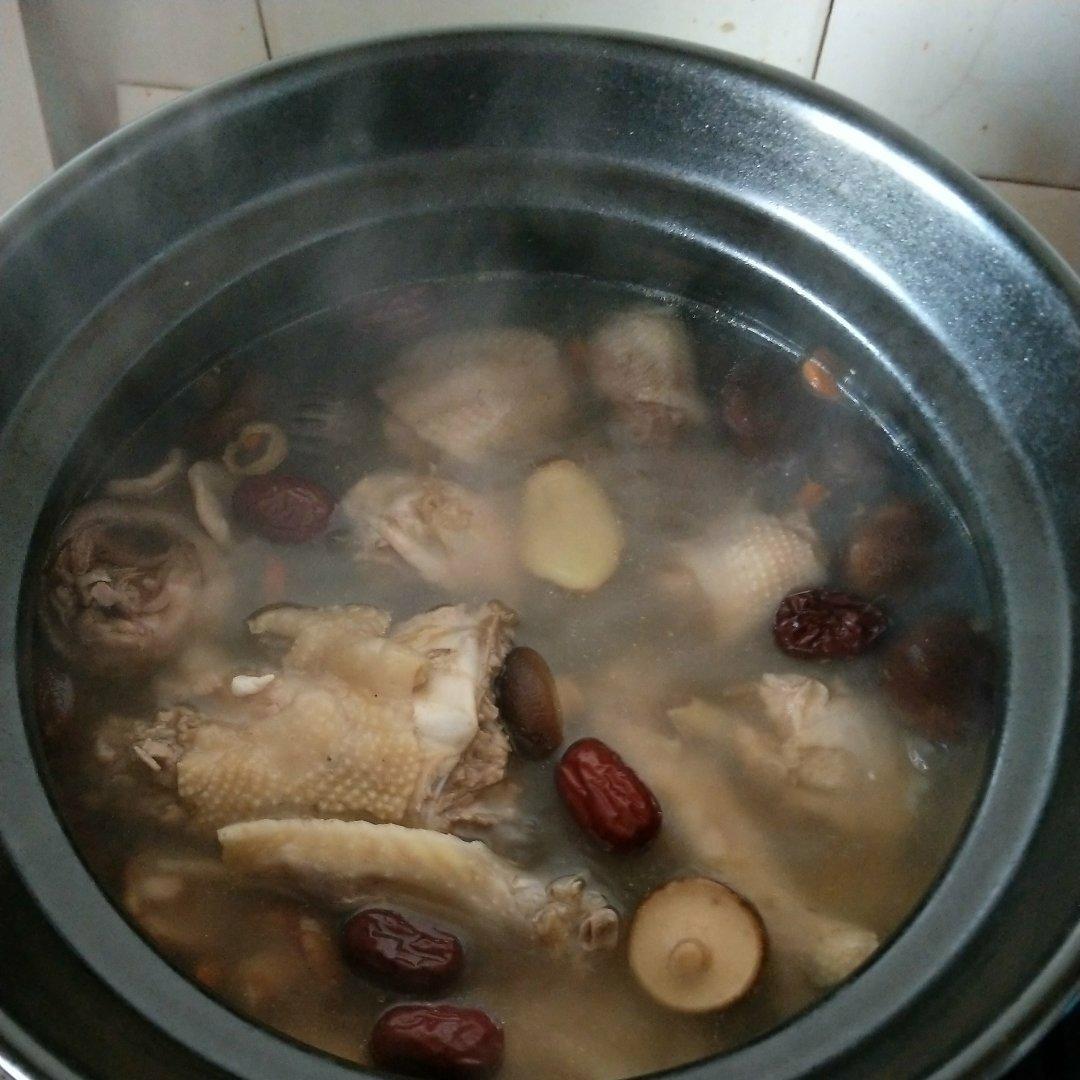 老鸡煲汤