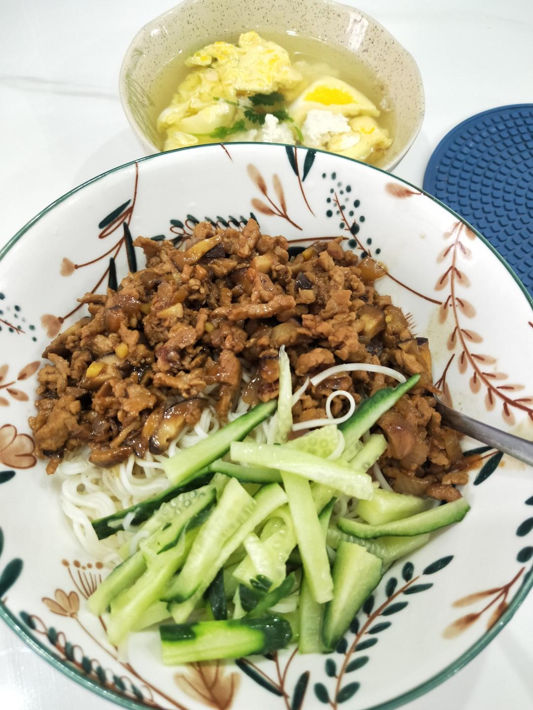 香菇肉酱拌面