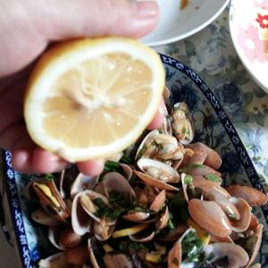 凉拌花甲螺 
超简单的东南亚风味菜，适合夏天食用，可放冰箱冷藏再拿出来吃，只要把花甲螺焯水，螺壳打开就熟了，配上配料拌匀即可的做法 步骤5