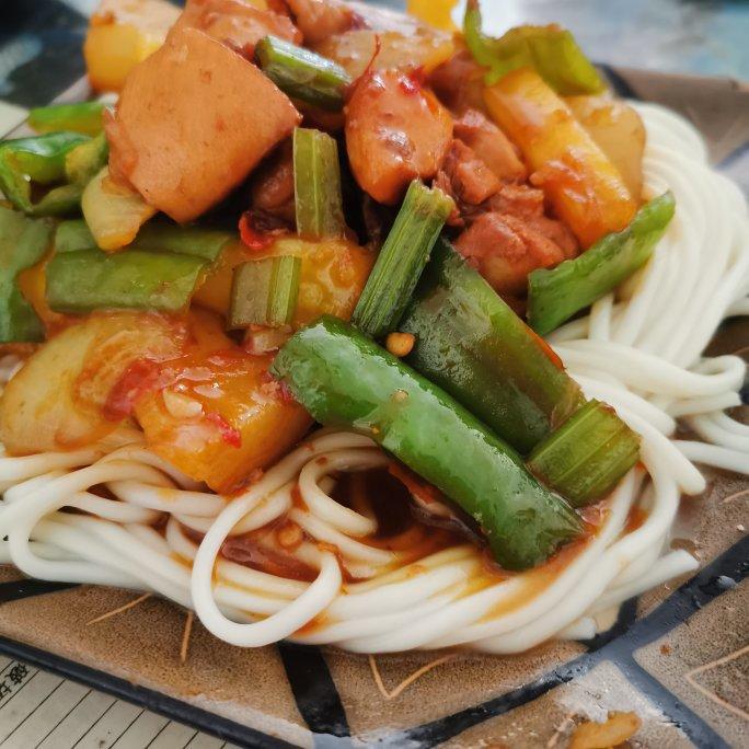 家常大盘鸡加手擀宽面