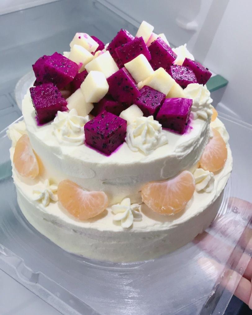 浚哲6做的水果生日蛋糕