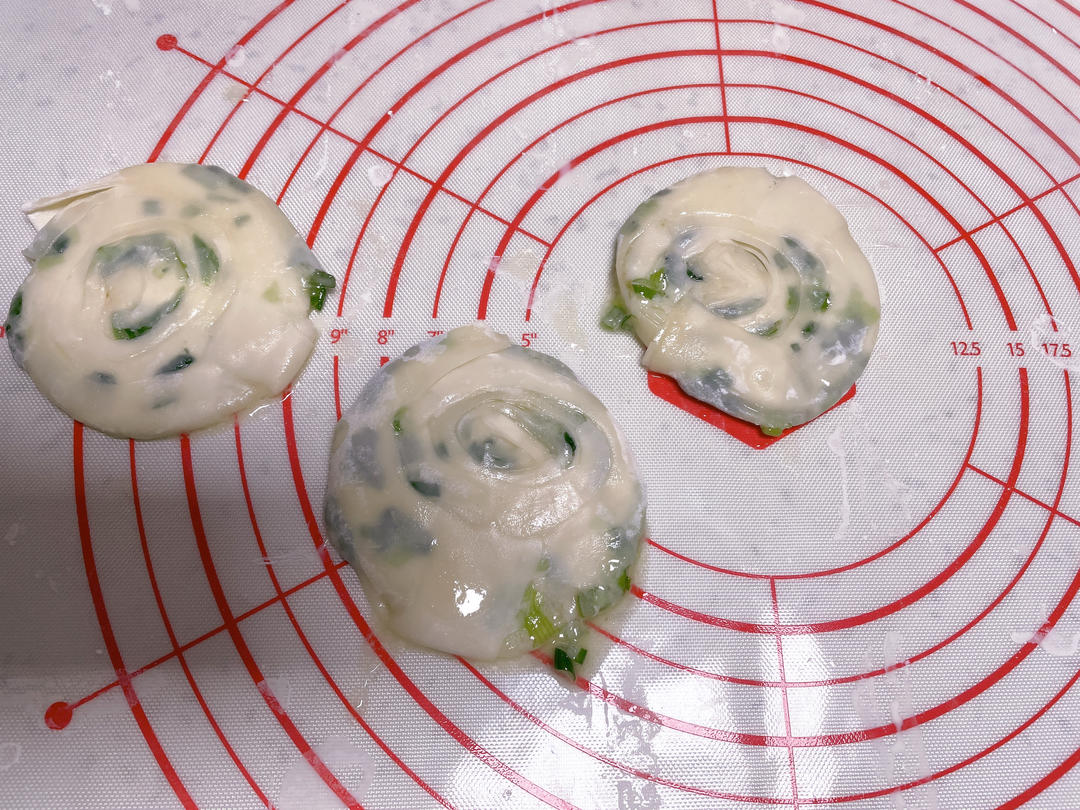 剩下的云吞皮做的葱油饼比外面卖的葱油饼还香！