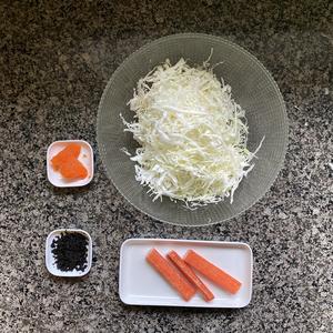 鱼籽卷心菜沙拉🥗3个动作5分钟做完高颜值高逼格超低卡de爆浆沙拉  hold住宴请和减脂减重都是它😄的做法 步骤1