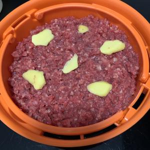 蒸马蹄剁牛肉饼，小孩子的营养开胃菜的做法 步骤6