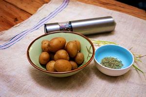 迷迭香煎小土豆的做法 步骤1