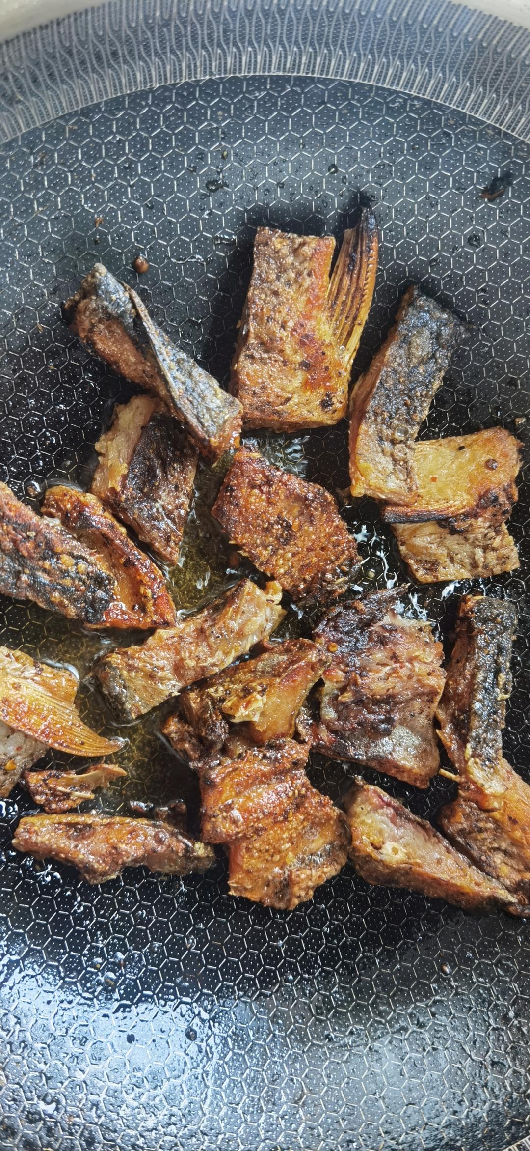 香辣煎风干鱼🐟的做法 步骤3