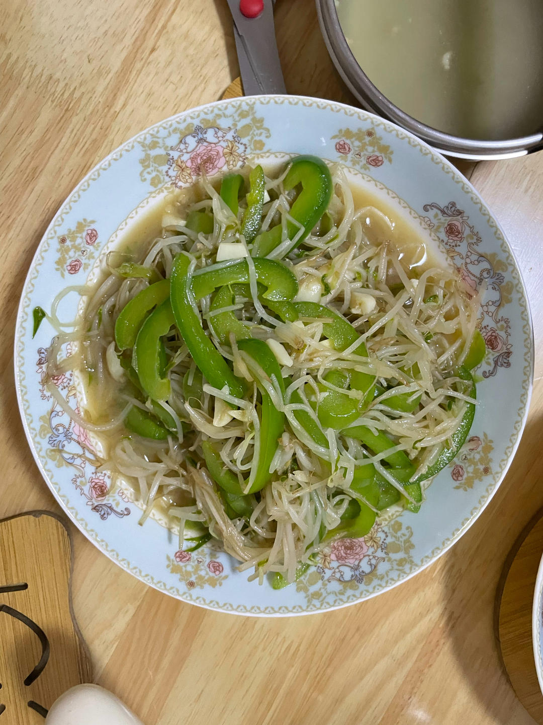 三块钱搞掂：清爽简单的青椒炒绿豆芽