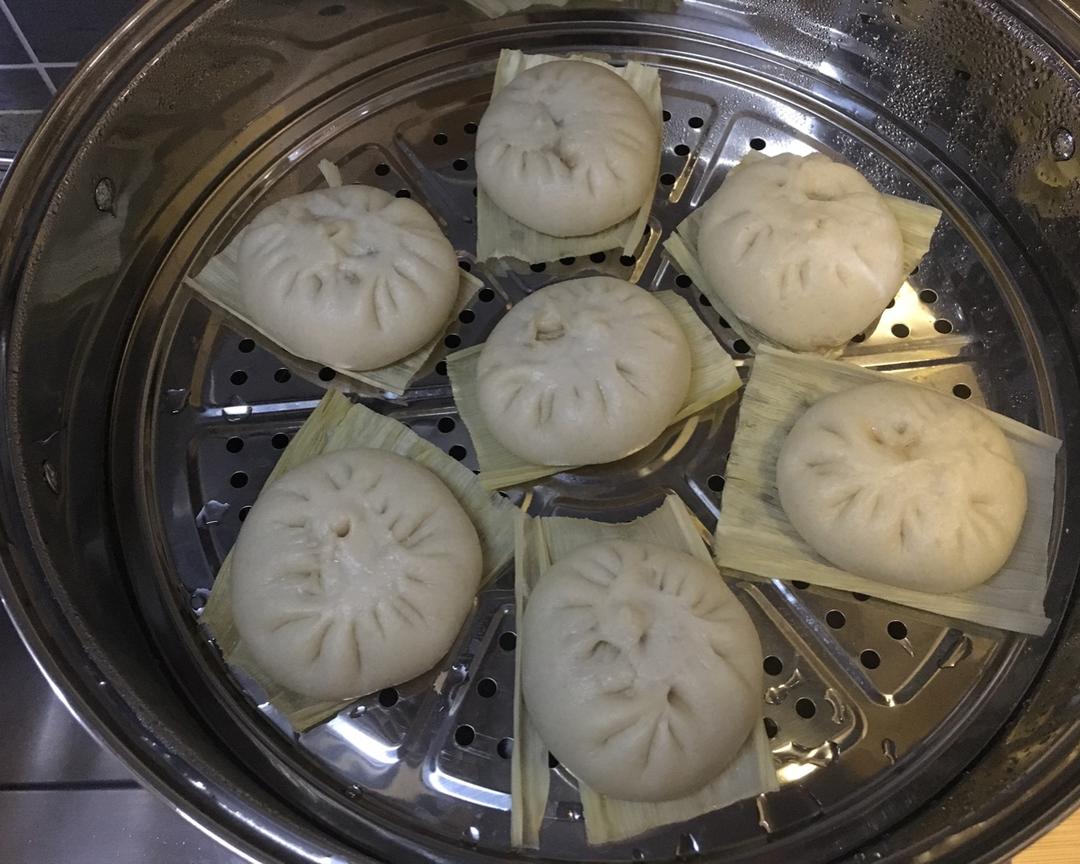 松软的素馅包子