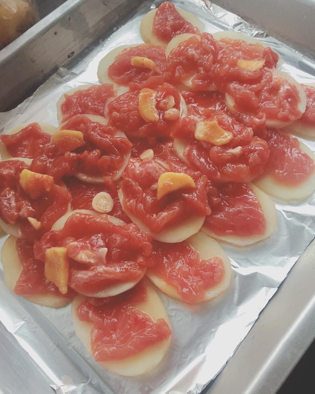 蜜汁五花肉烤土豆