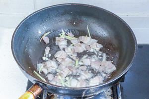 香菇炒肉的做法 步骤2