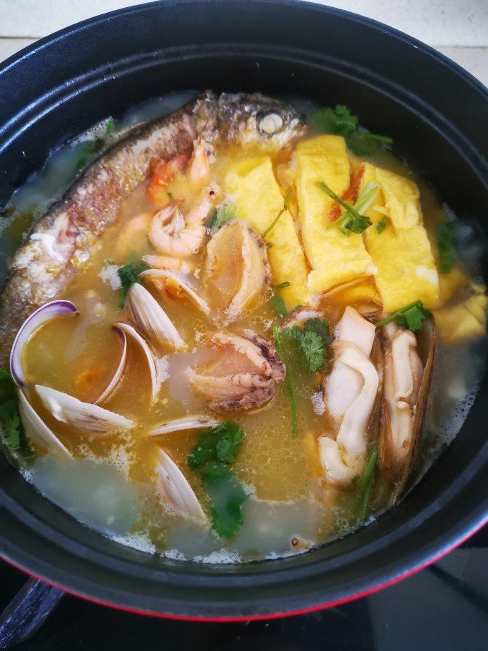 鲜掉舌头的浓汤海鲜锅
