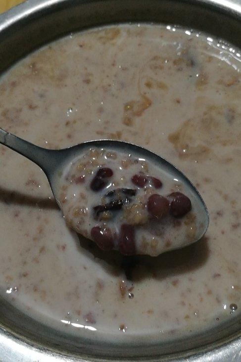 牛奶糙米黑米燕麦红豆杂粮粥