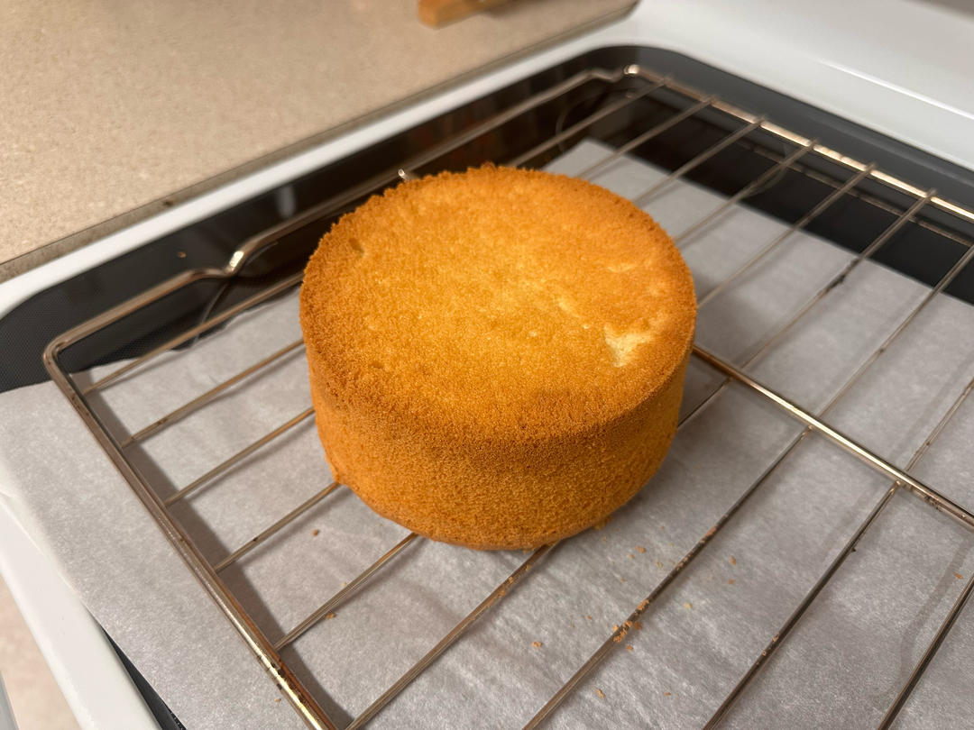 新手必成8寸生日蛋糕（详细多图干货经验分享，解决戚风蛋糕塌陷，奶油饰面涂不好，烤箱温度不好掌握等各种问题）