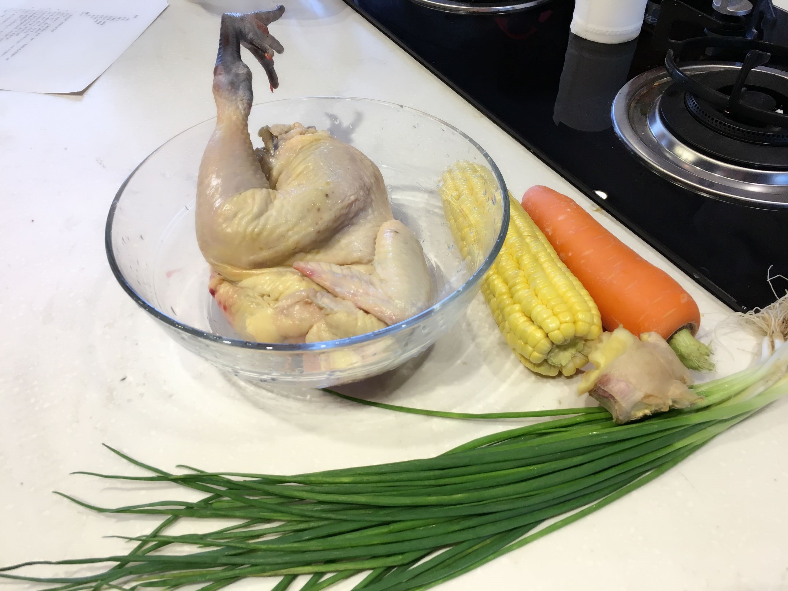 胡萝卜玉米养生鸡汤的做法 步骤3